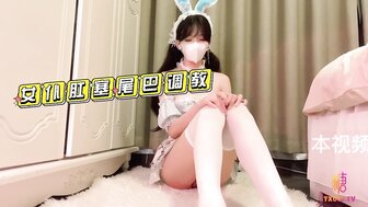 可爱的兔子女仆塞在她的屁股里