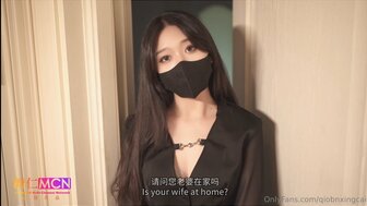 性感丝袜女售货员用不同的丝袜给顾客足交