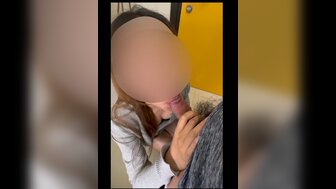 淫荡的香港女孩在商场的育婴室给男友口交