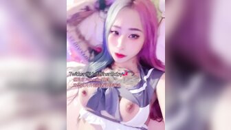 穿着 JK 制服的火辣美女在嘴里做爱和射精