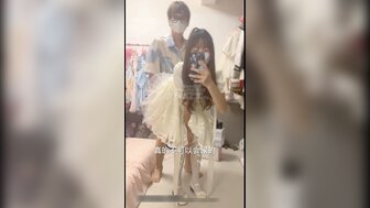 穿着婚纱的淫荡少女潮吹，弄湿了地板