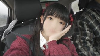 勾搭可爱的双马尾少女，她骑在鸡巴上让我高潮