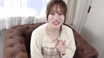 FC2PPV4296068 19岁白皙皮肤少女在镜头前感到害羞和紧张[第1部分]