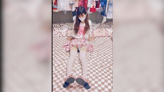 穿着校服的甜美宝贝与男友发生性关系