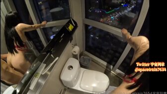 在窗前勾搭一个饥渴的母狗和狗他妈的