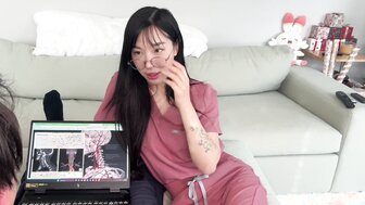 饥渴的大学生在一起学习时引诱她的同学，让他射了很多