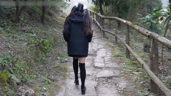 青少年女学生暴露自己并在户外吃鸡巴