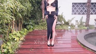 完美的已婚女人在温泉期间在户外做爱