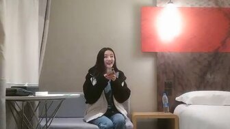 勾搭一个甜美漂亮的女孩，在被猛烈性交时大声呻吟