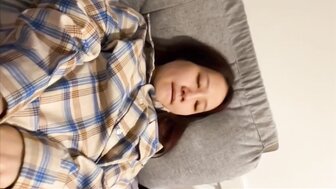 指法和使用振动器操饥渴女友的阴户