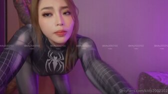 在火辣蜘蛛女的嘴里操和射精