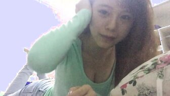 他妈的火辣又放荡的女朋友，她诱人的呻吟声让你高潮