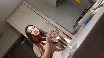 与白皙漂亮的少女共进晚餐，性爱时可爱又性感
