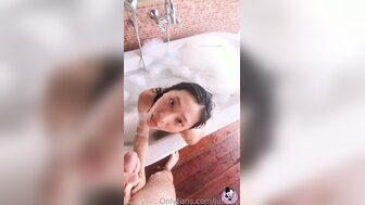 漂亮女孩给男友口交，让他在浴室里射精