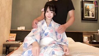 可爱的日本女孩穿着和服获得性高潮和体内射精