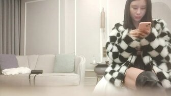 勾搭一个皮肤白皙的美女，深深地操她