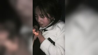 美女在KTV唱歌时骑在鸡巴上