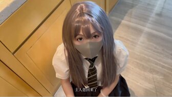 放荡的女学生，紧致的粉红色阴部等待她的老板操她