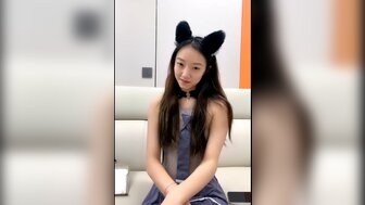 身着性感猫咪服装的漂亮主播在现场与男友做爱
