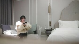 勾搭一个皮肤白皙的女人并用力劈开她的双腿