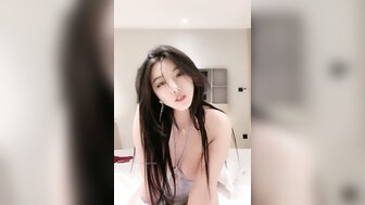 漂亮的主播骑在鸡巴上并获得高潮