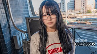 FC2PPV4353553 戴眼镜的天真女孩得到中出和射液在她的嘴里
