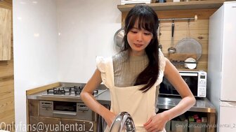 可爱又漂亮的女孩在厨房做爱