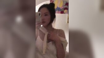 巨乳女友骑在鸡巴上，晃动的乳房很诱人[1]