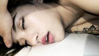 被下药的女人，毛茸茸的阴户，她的爱汁正在滴落