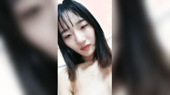 天真可爱的女孩在现场做爱，她在做爱时很害羞