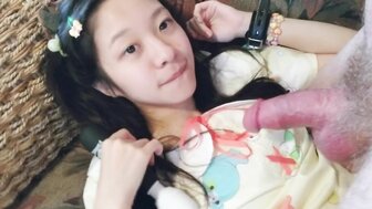 可爱的宝宝通过观看色情片来学习性