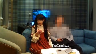 洛丽塔青少年女孩和她的甜心爸爸做爱，他的阴部湿漉漉的