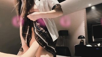 无辜的学童对男人说不，但她却执意要玩弄鸡鸡 [2]