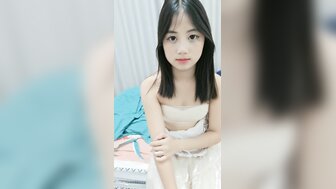 没想到这个无辜的女孩如此饥渴，狗狗操她让她射精