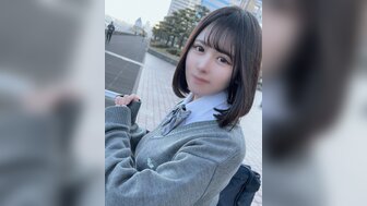 FC2PPV3251556 白皙漂亮的女学生在户外暴露自己，中出后用嘴清洁鸡巴