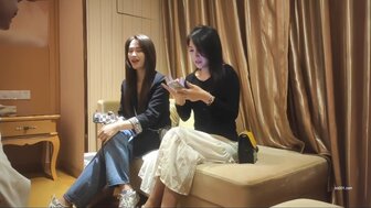 勾搭一位优雅的女士，她在做爱时变得饥渴“请用力操我，亲爱的”