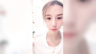 今天美女的阴户好湿，爱汁都流出来了