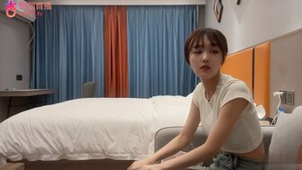 勾搭一个可爱漂亮的女孩，跪下吃鸡巴