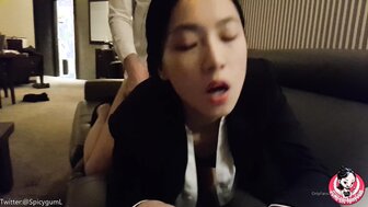 火辣性感的经理让她的下属射精作为最近的惩罚
