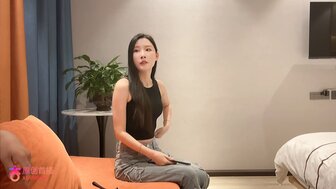 勾搭一个来自舞蹈学校的苗条女孩，狗他妈的她漂亮的屁股