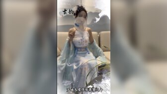 穿着传统服装的淫荡女人像喷泉一样喷出