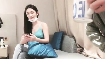 勾搭一个身材苗条的漂亮女孩，自信让男人在20分钟内射精