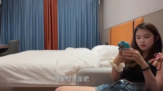 勾搭一个阴户潮湿的青少年女孩，她刚刚失去了童贞