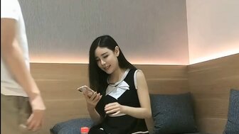 笑容甜美的硬性伴游女孩