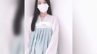 穿着传统服装的清纯少女和她的爱汁泛滥