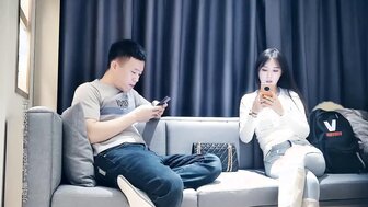 他妈的可爱又漂亮的女孩，她求我轻轻地操我