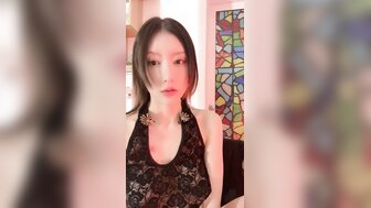 白皙的皮肤美女被她的男朋友狠狠地操了