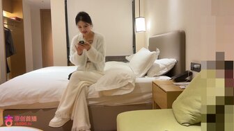 勾搭一个活泼的美女，操她很难达到高潮