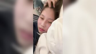 女学生训练有素，听话