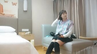 勾搭一个甜美的已婚女人，有漂亮的乳房，很容易让她潮吹